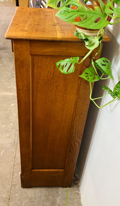 Jalousiskab med fine detaljer
