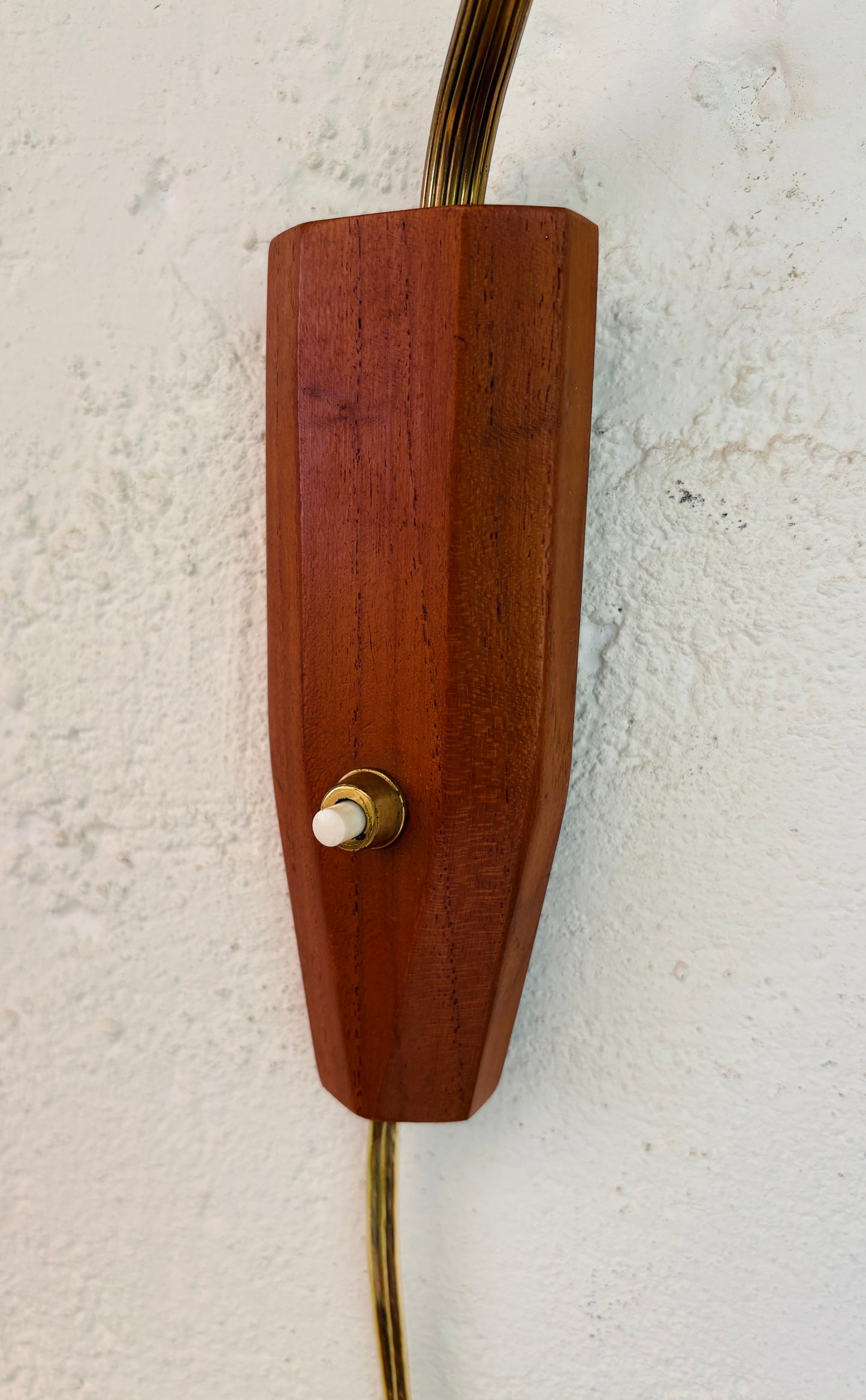 Vintage svingarmslampe i messing og teak