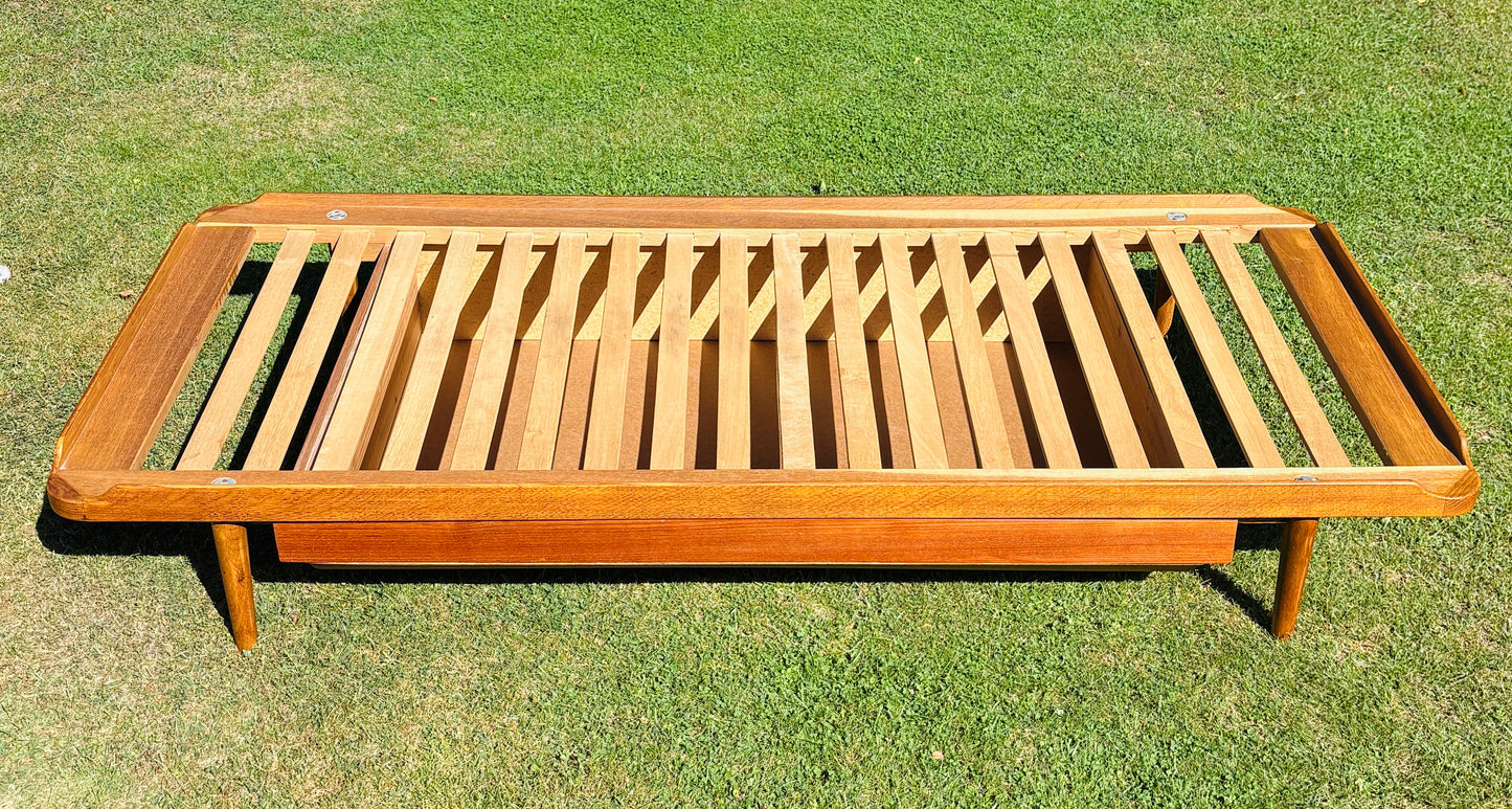 Daybed i eg med teak-detaljer