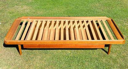 Daybed i eg med teak-detaljer