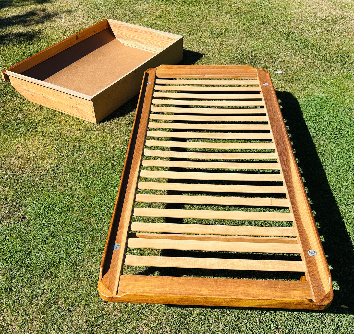 Daybed i eg med teak-detaljer