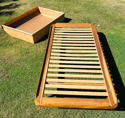 Daybed i eg med teak-detaljer