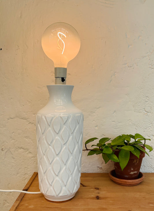 Retro bordlampe i hvid keramik