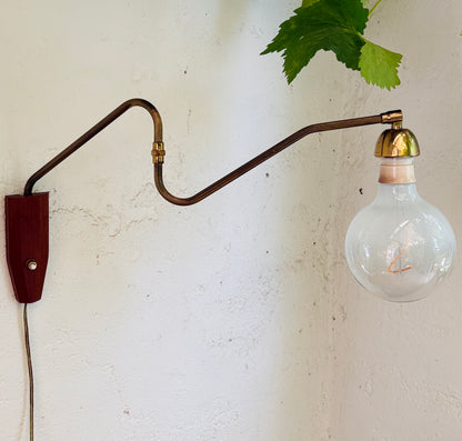Vintage svingarmslampe i messing og teak