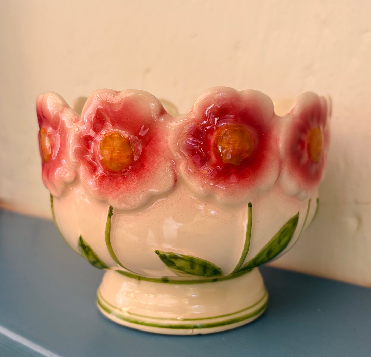 Vintage urtepotte med blomsterrelief