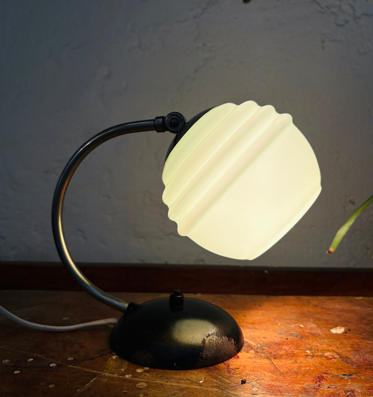 Art Deco lampe med mintgrøn glaskuppel