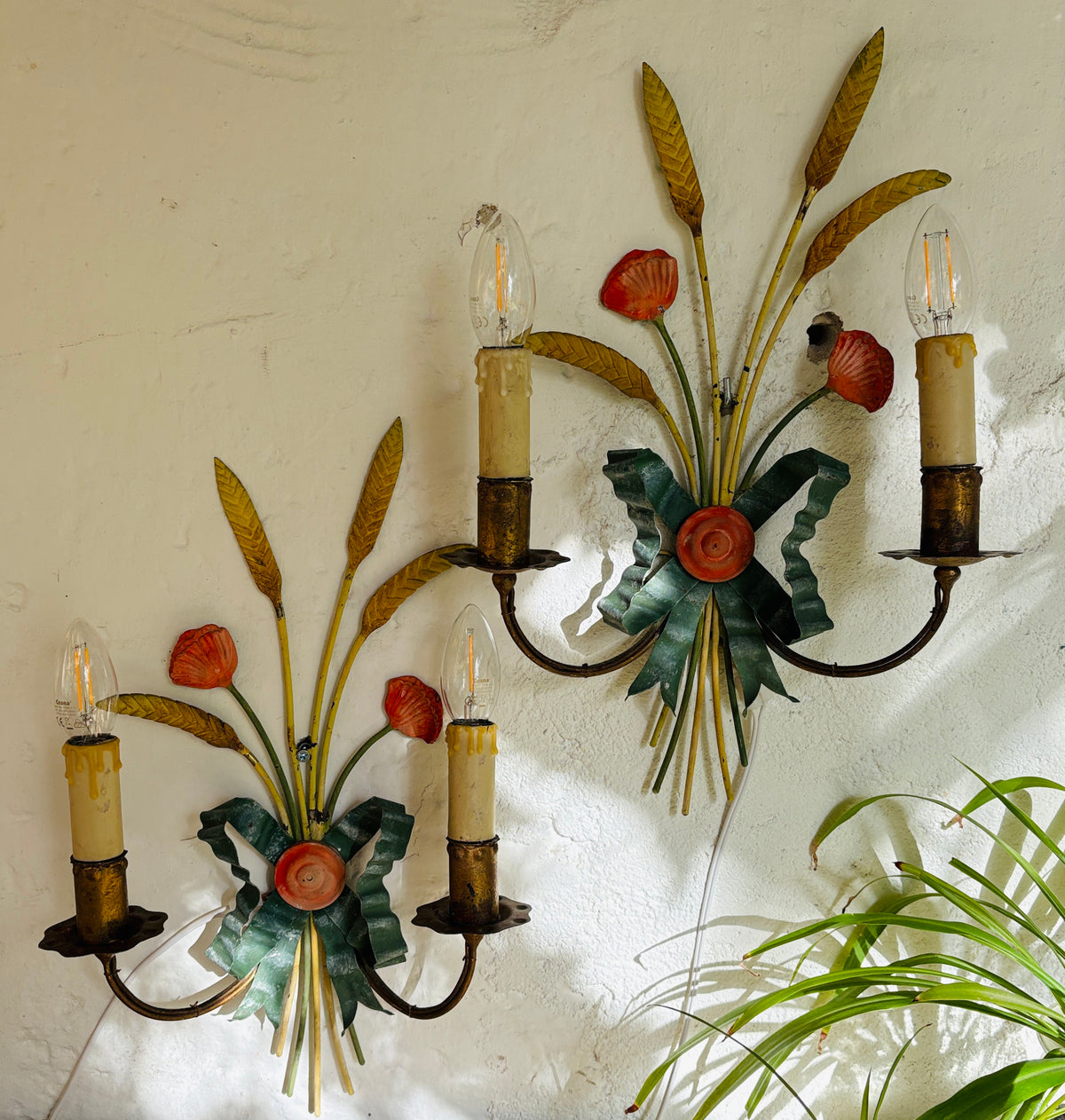 Vintage væglamper med hvedeaks og valmuer