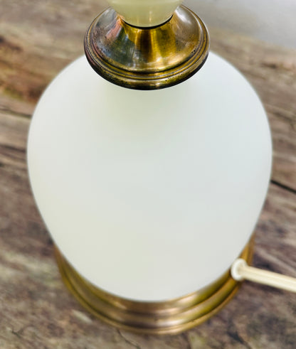 Gammel bordlampe i opalglas
