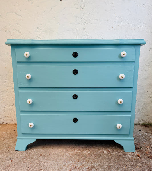 Small chest of drawers with four drawers