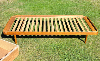 Daybed i eg med teak-detaljer