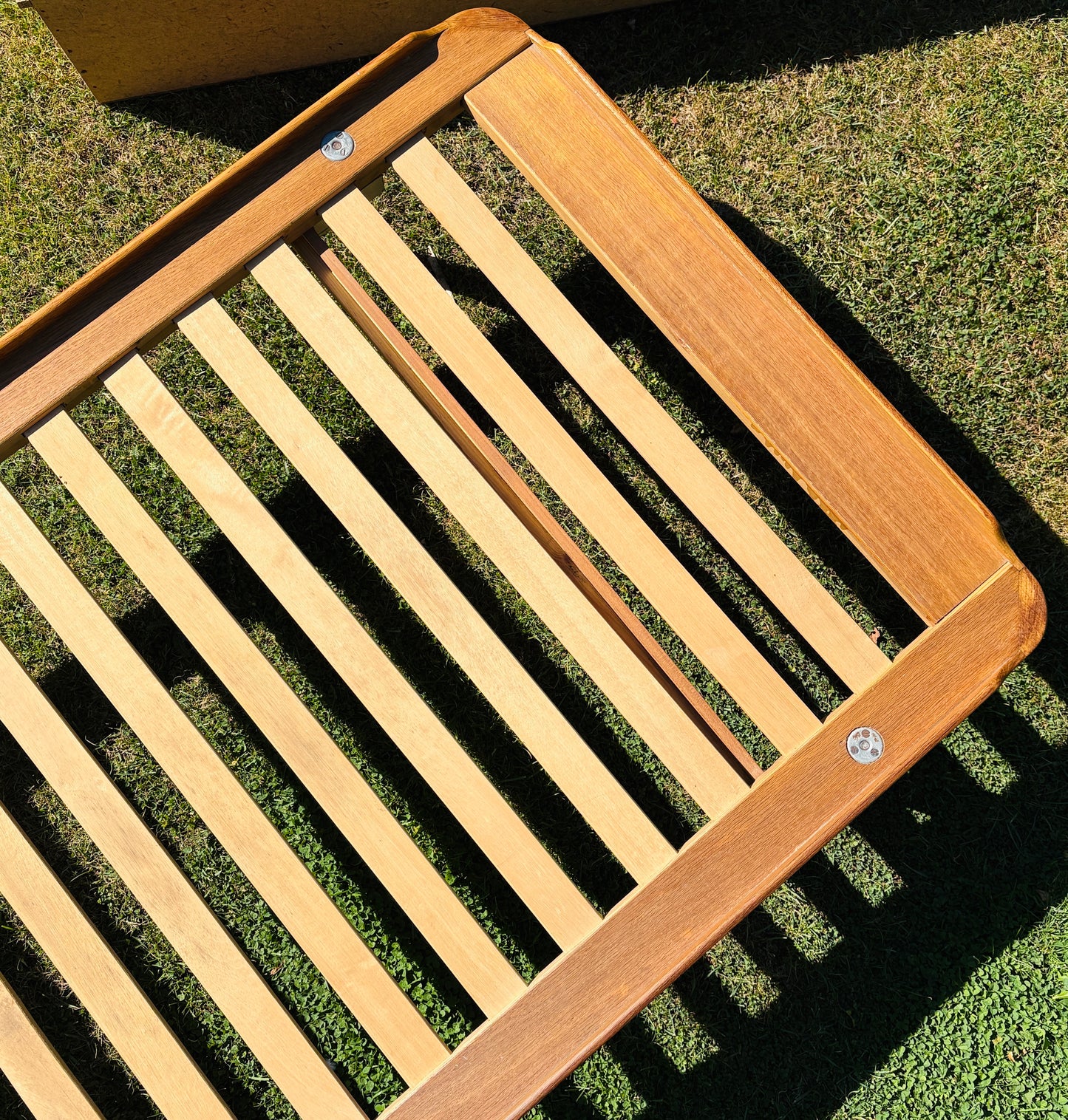 Daybed i eg med teak-detaljer