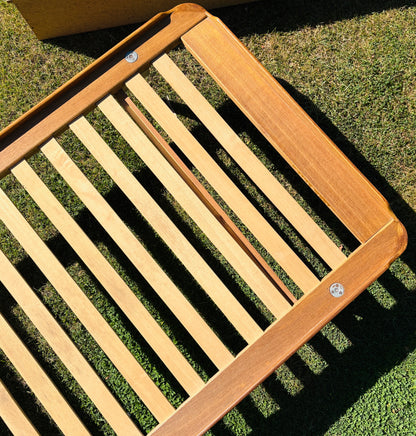 Daybed i eg med teak-detaljer