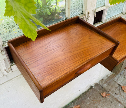 Væghængte sengeborde i teak