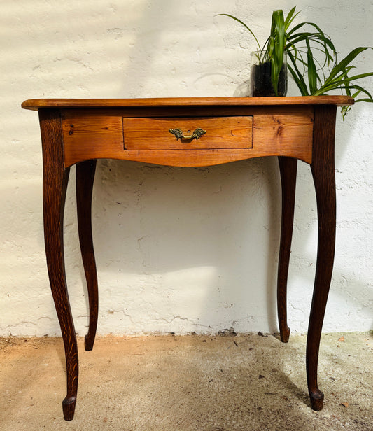 Entrébord i fyrretræ med egetræsben