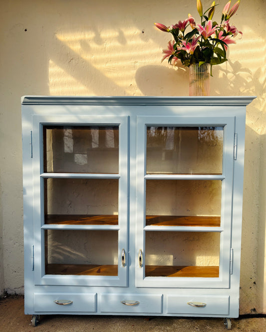 Gammelt vitrineskab i massiv fyrretræ