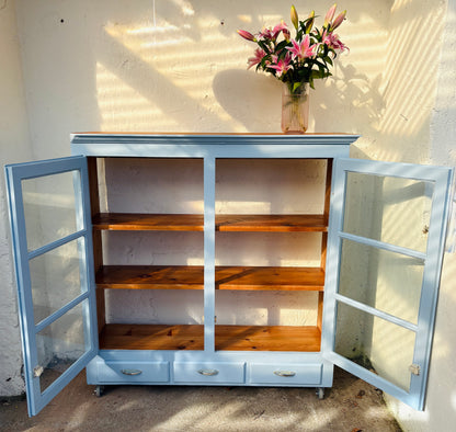 Gammelt vitrineskab i massiv fyrretræ