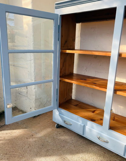 Gammelt vitrineskab i massiv fyrretræ