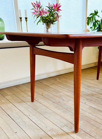 Exclusive Hans J. Wegner teak dining table - Model AT-310