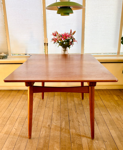 Exclusive Hans J. Wegner teak dining table - Model AT-310
