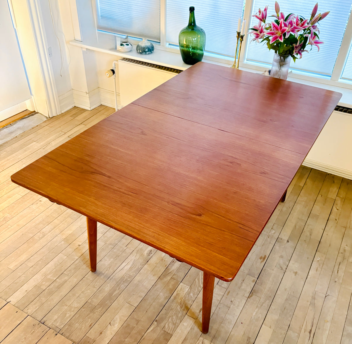 Exclusive Hans J. Wegner teak dining table - Model AT-310