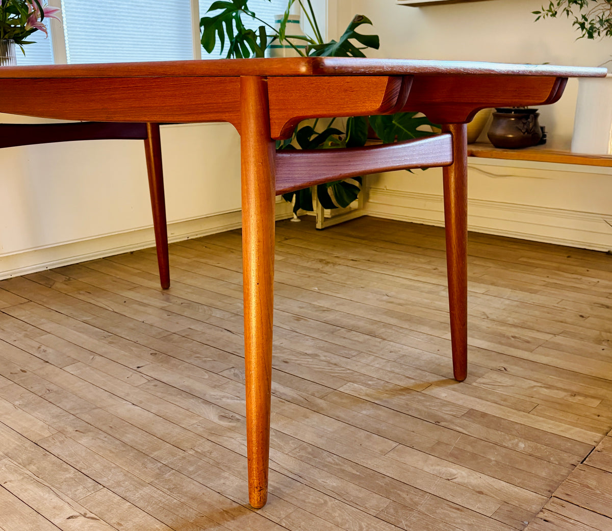 Exclusive Hans J. Wegner teak dining table - Model AT-310