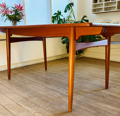 Exclusive Hans J. Wegner teak dining table - Model AT-310
