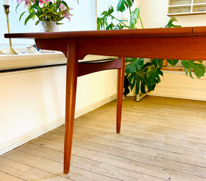 Exclusive Hans J. Wegner teak dining table - Model AT-310