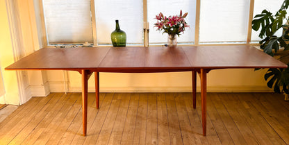 Exclusive Hans J. Wegner teak dining table - Model AT-310