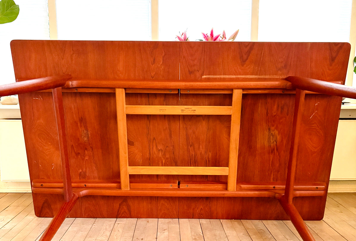 Exclusive Hans J. Wegner teak dining table - Model AT-310