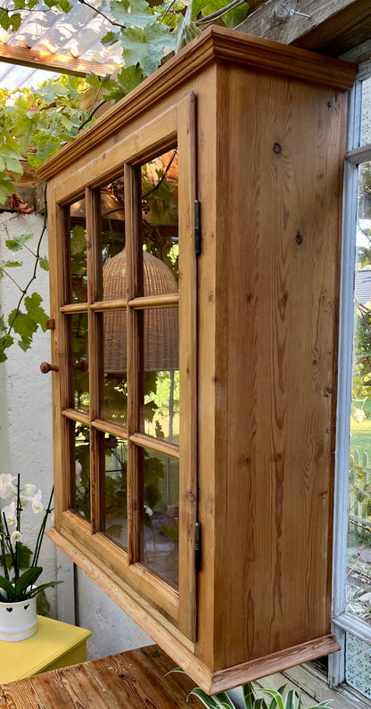 Gammel vitrine i fyrretræ