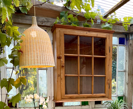 Gammel vitrine i fyrretræ