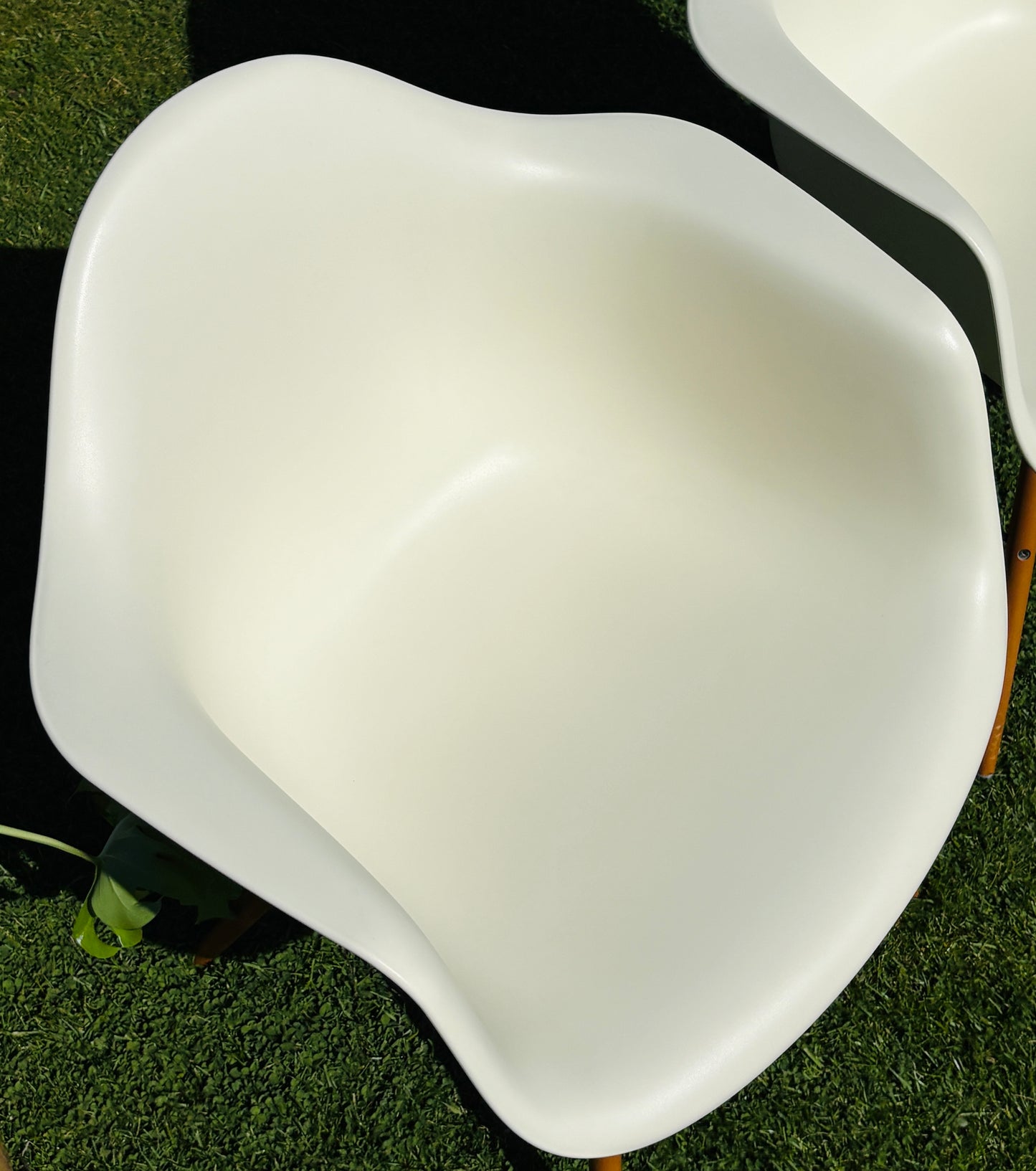 Eames Plastic Armchair DAW: Den hvide klassiker