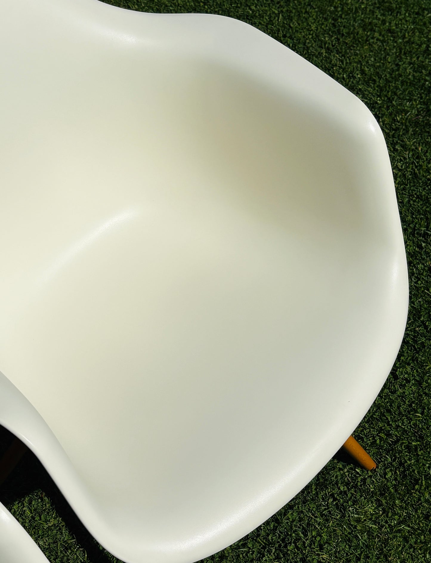 Eames Plastic Armchair DAW: Den hvide klassiker