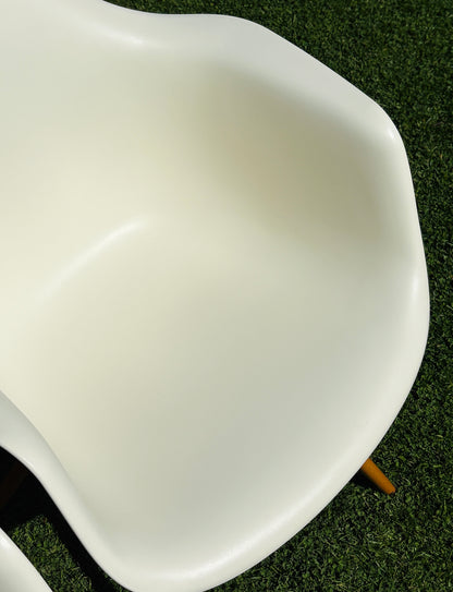 Eames Plastic Armchair DAW: Den hvide klassiker