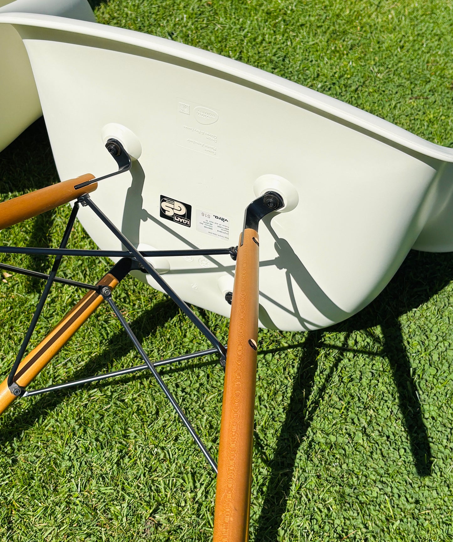 Eames Plastic Armchair DAW: Den hvide klassiker