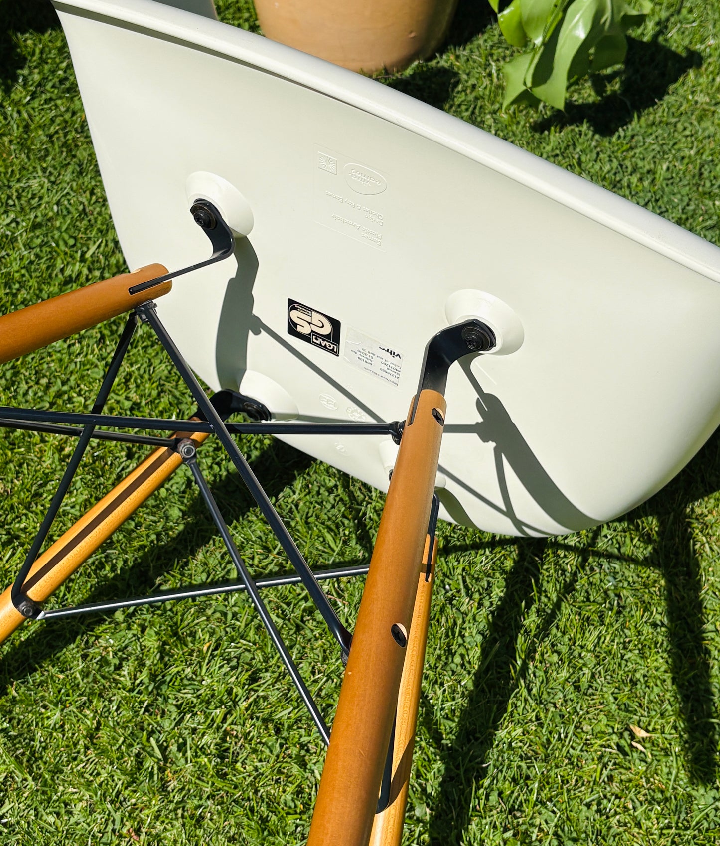 Eames Plastic Armchair DAW: Den hvide klassiker