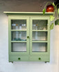 Væghængt vitrine