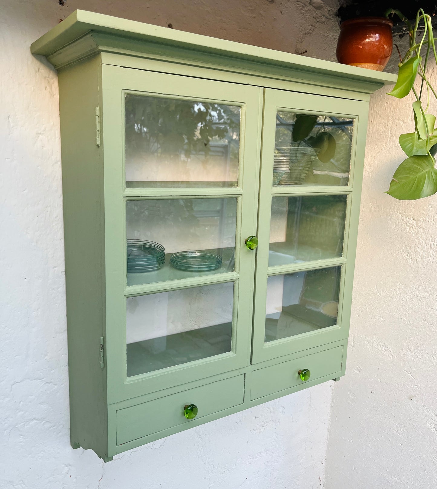 Væghængt vitrine