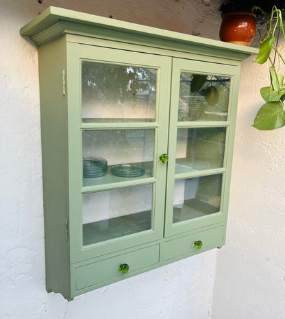 Væghængt vitrine