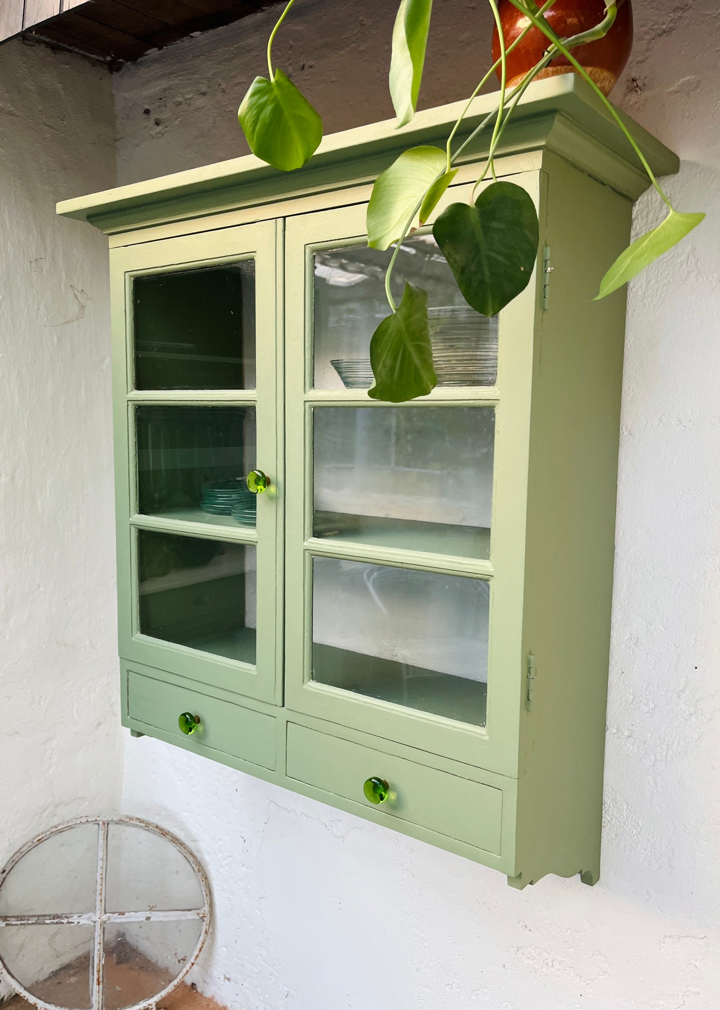 Væghængt vitrine