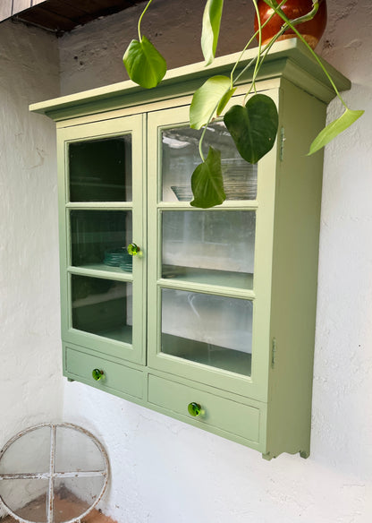 Væghængt vitrine