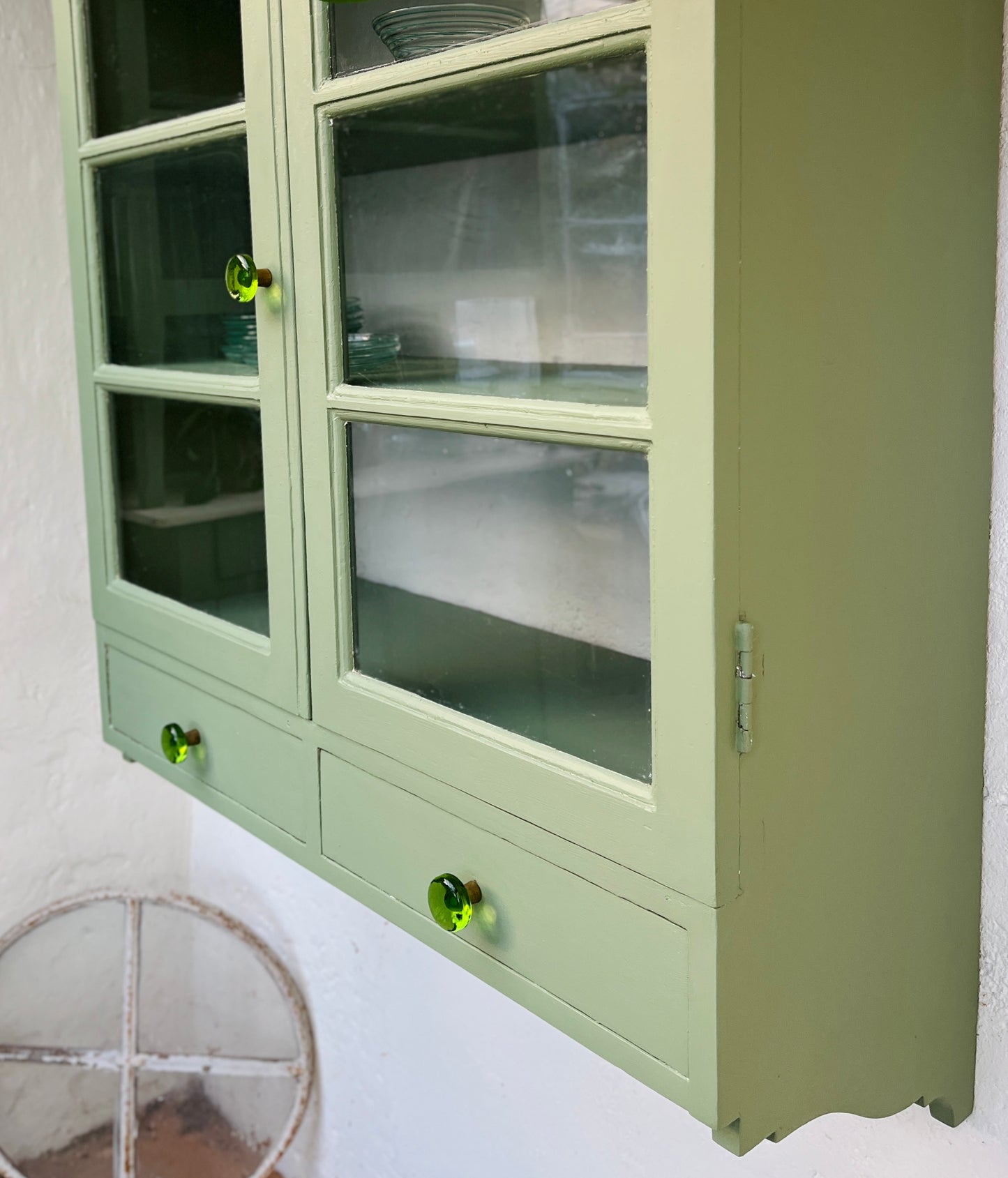 Væghængt vitrine