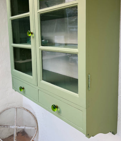 Væghængt vitrine