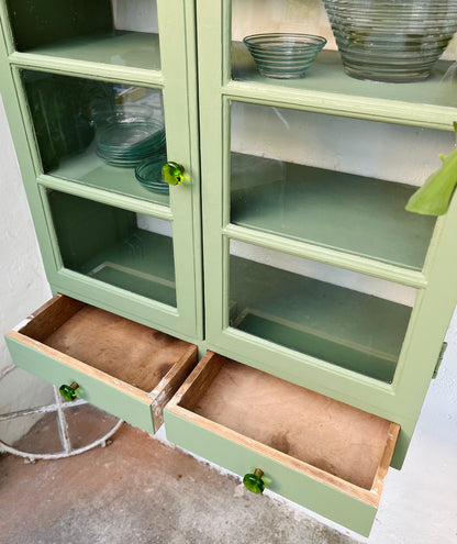 Væghængt vitrine