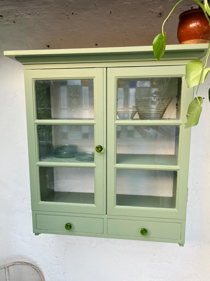 Væghængt vitrine
