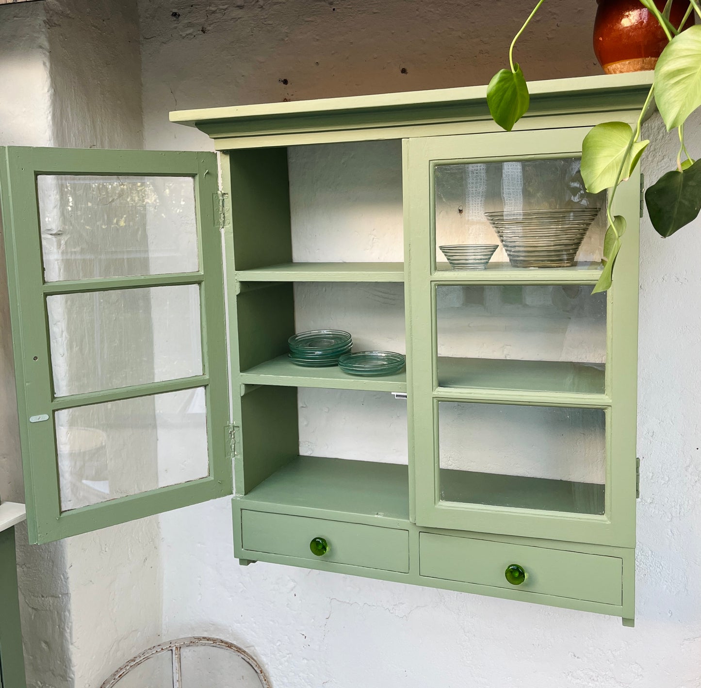 Væghængt vitrine