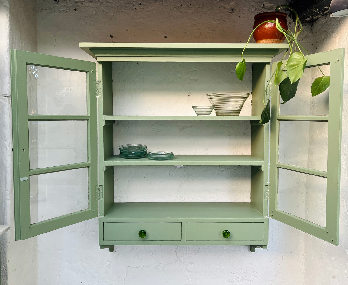 Væghængt vitrine