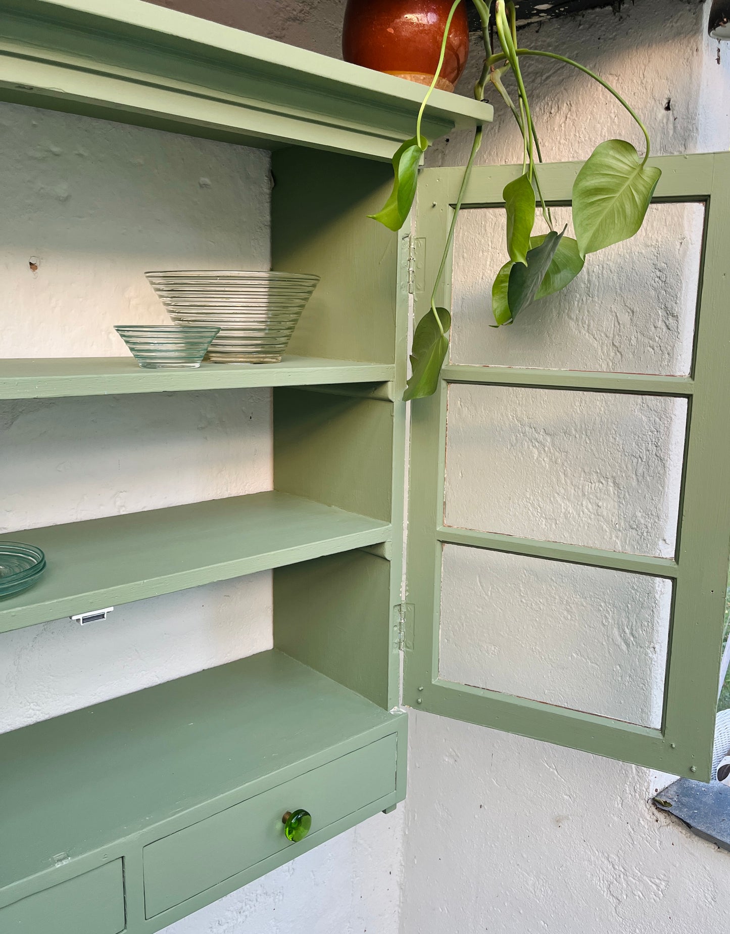 Væghængt vitrine