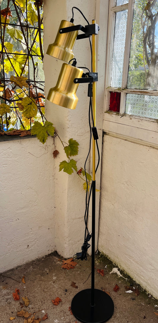 Gulvlampe i messing og sort metal
