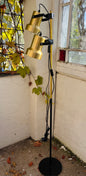 Gulvlampe i messing og sort metal